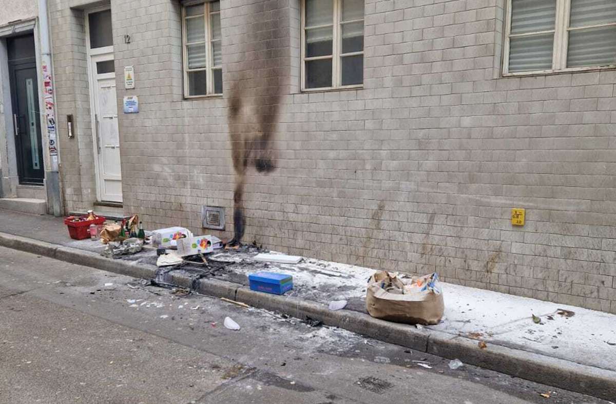 Ein Unbekannter hat in der  Leonhardstraße Sperrmüll angezündet. Glücklicherweise griff das Feuer nicht auf das Haus über.