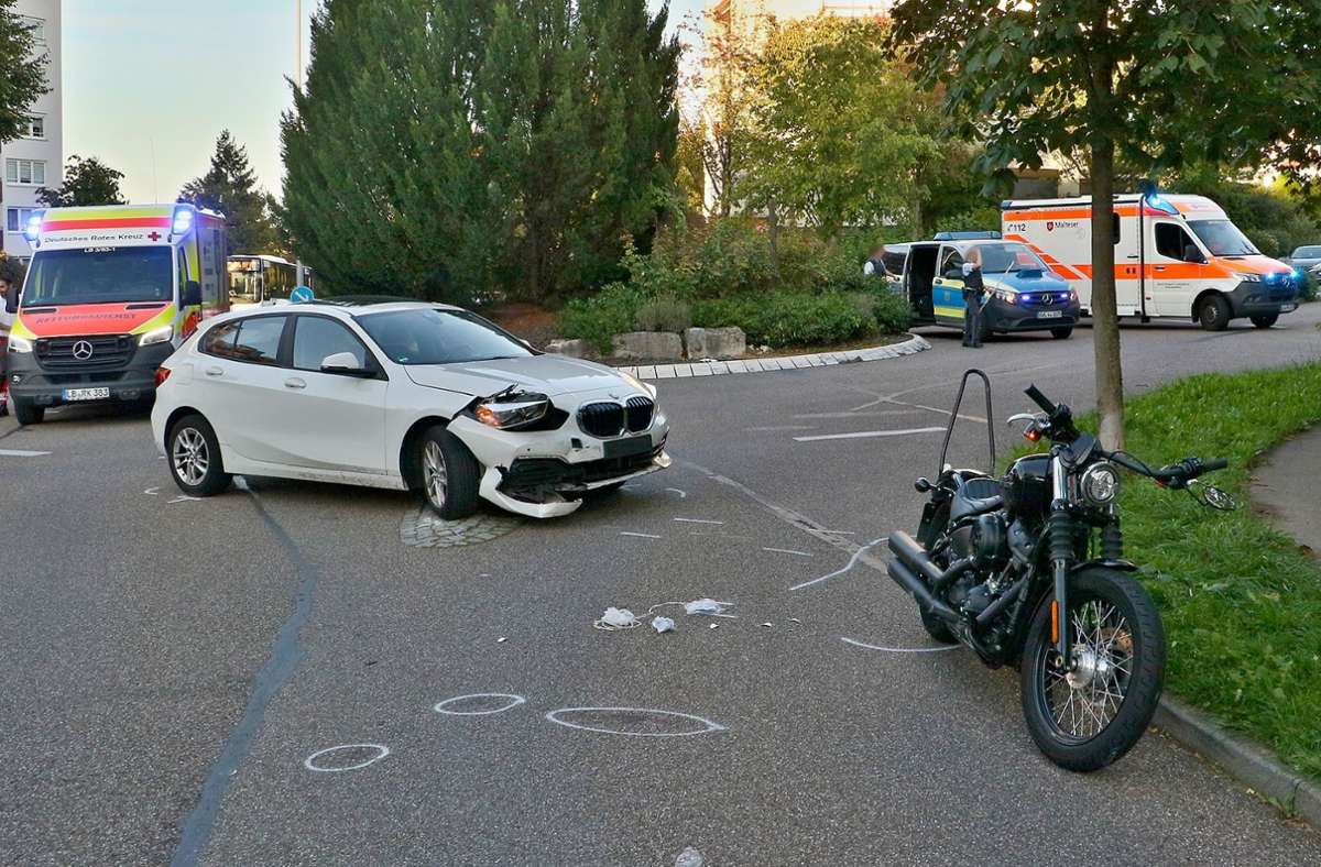 Unfall in Schwieberdingen: Motorradfahrer in Kreisverkehr übersehen