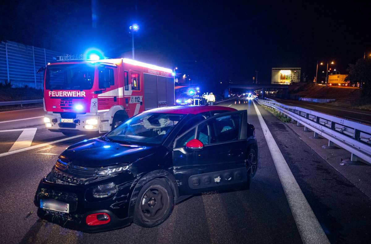 Unfall auf der B10 in Stuttgart: Pkw gegen Leitplanke geprallt - Fahrer lebensgefährlich verletzt