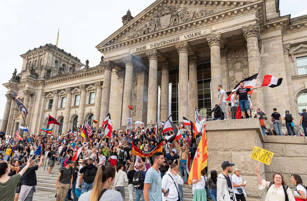Verbot wird vorbereitet: Bundesweiter Erlass gegen Reichskriegsflaggen steht