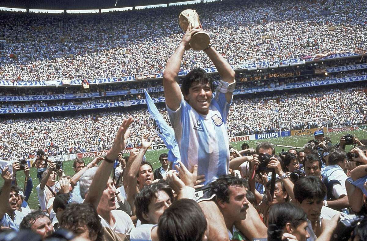 Der größte Tag im Leben des Diego Maradona: Der Kapitän der argentinischen Mannschaft präsentiert den Pokal nach dem Finaltriumph über Deutschland bei der WM 1986