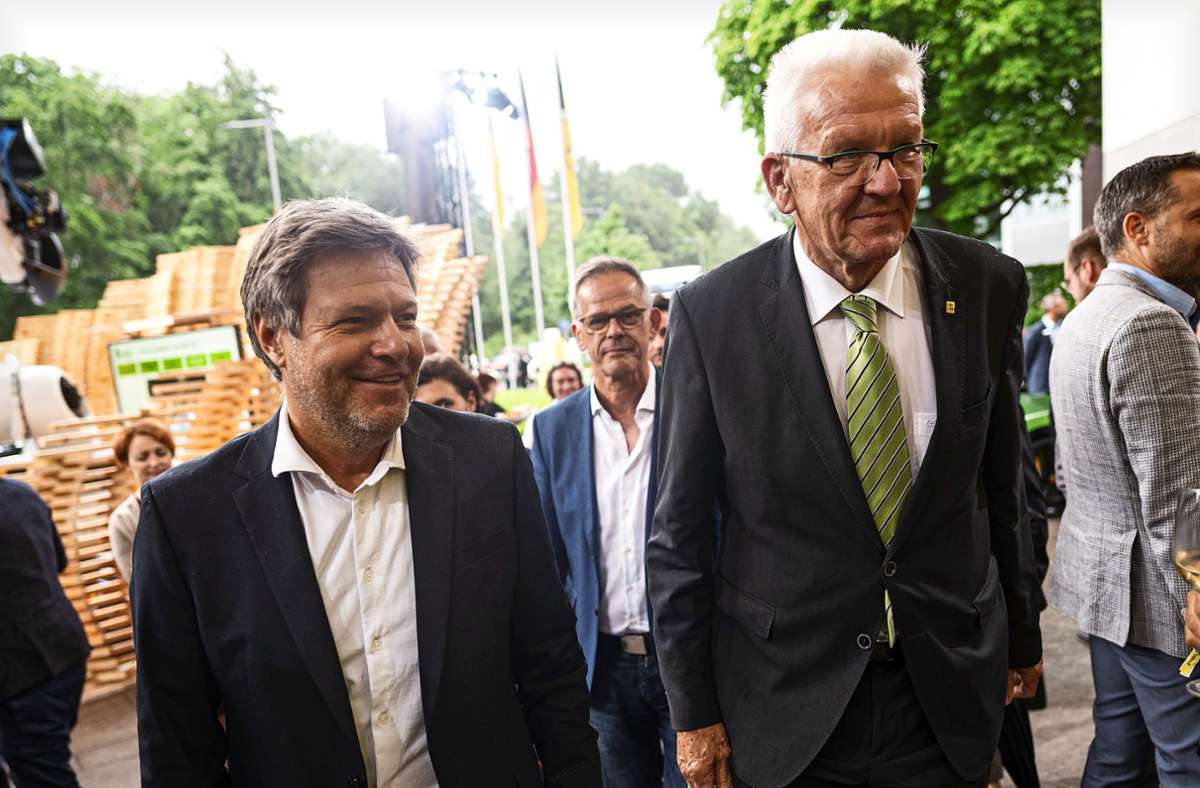 Wirtschaftsminister Habeck (links) und Ministerpräsident Kretschmann (beide Grüne) auf dem Weg zur Party.