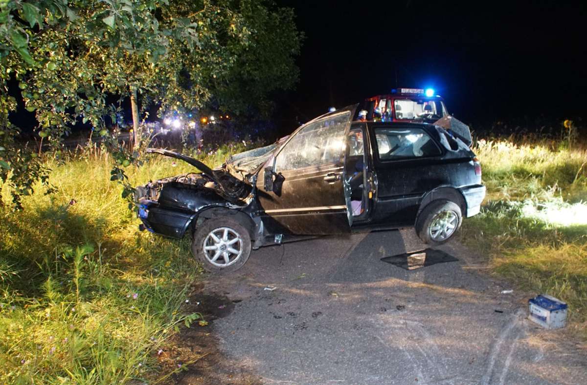 Unfall nahe Sternenfels: Auto überschlägt sich –  Zwei Schwerverletzte