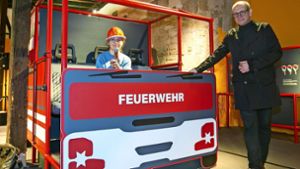 Kinder erkunden die Welt der Feuerwehr