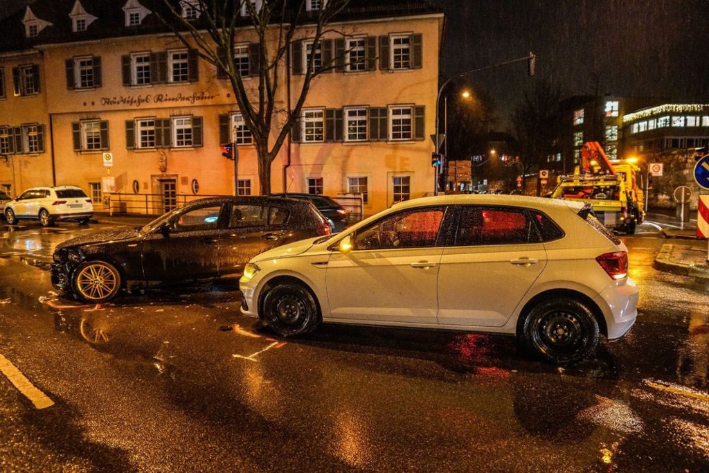 Unfall in der Entengrabenstraße: Verkehrsbehinderungen nach Vorfahrtsunfall in Esslingen