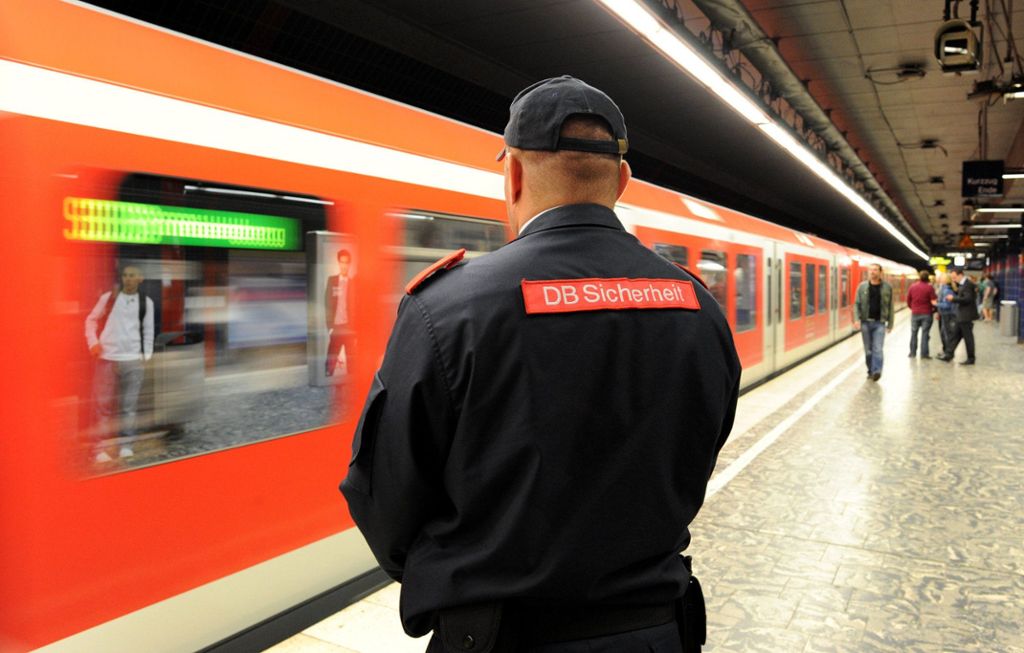 Unbekannte tanzen 18-Jährige an: Frau in S-Bahn bei Esslingen belästigt