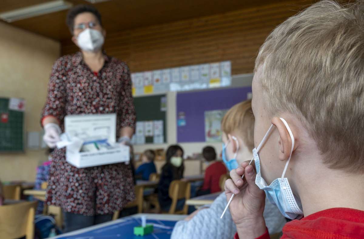 Psyche von Kindern und Jugendlichen: Ärztinnen fordern Rückkehr aller Schulklassen