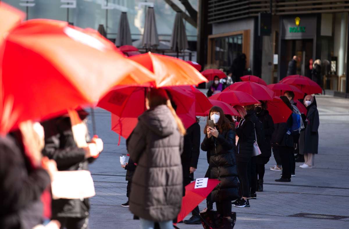 Internationaler Frauentag in Stuttgart: Protest gegen Femizide  unter blutroten Schirmen