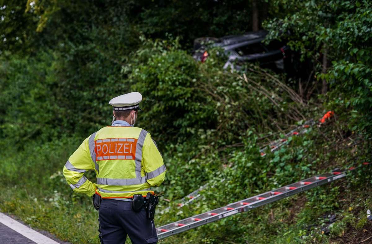 Unfall bei Aichtal: Pkw landet in Böschung