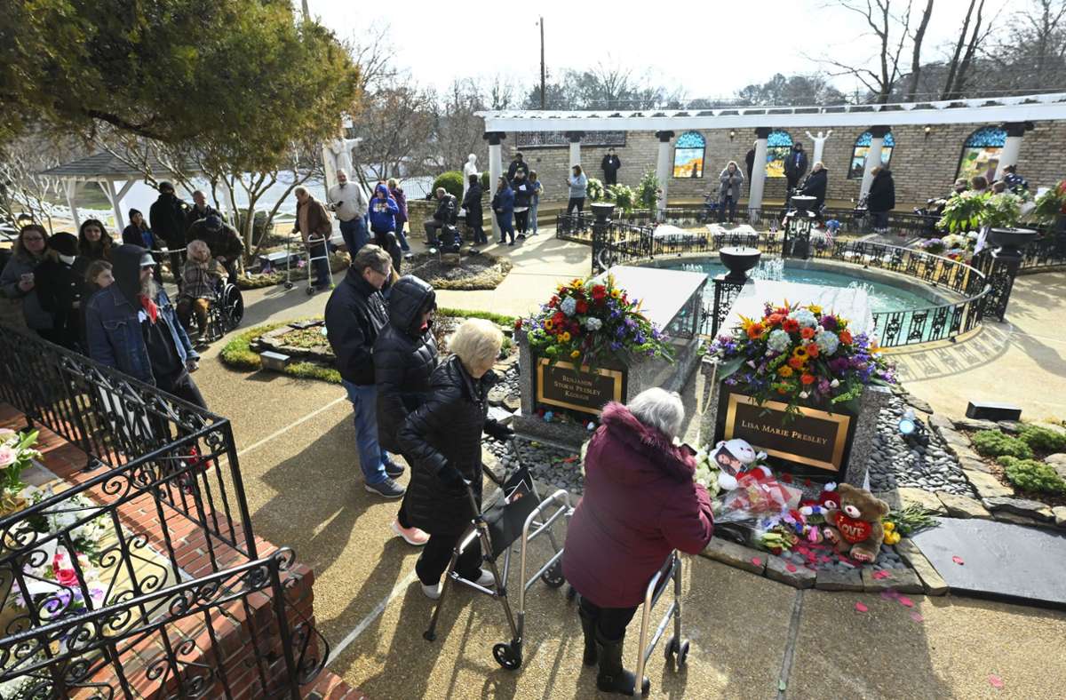 Presley wird in Graceland an der Seite ihres Sohnes beigesetzt.