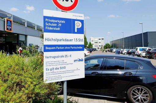 Immer mehr  private Parkplätze etwa vor Supermärkten werden von Drittfirmen überwacht. Diese sind gehalten, ihre Bedingungen schon am Eingang deutlich zu machen. Foto: /Matthias Schiermeyer