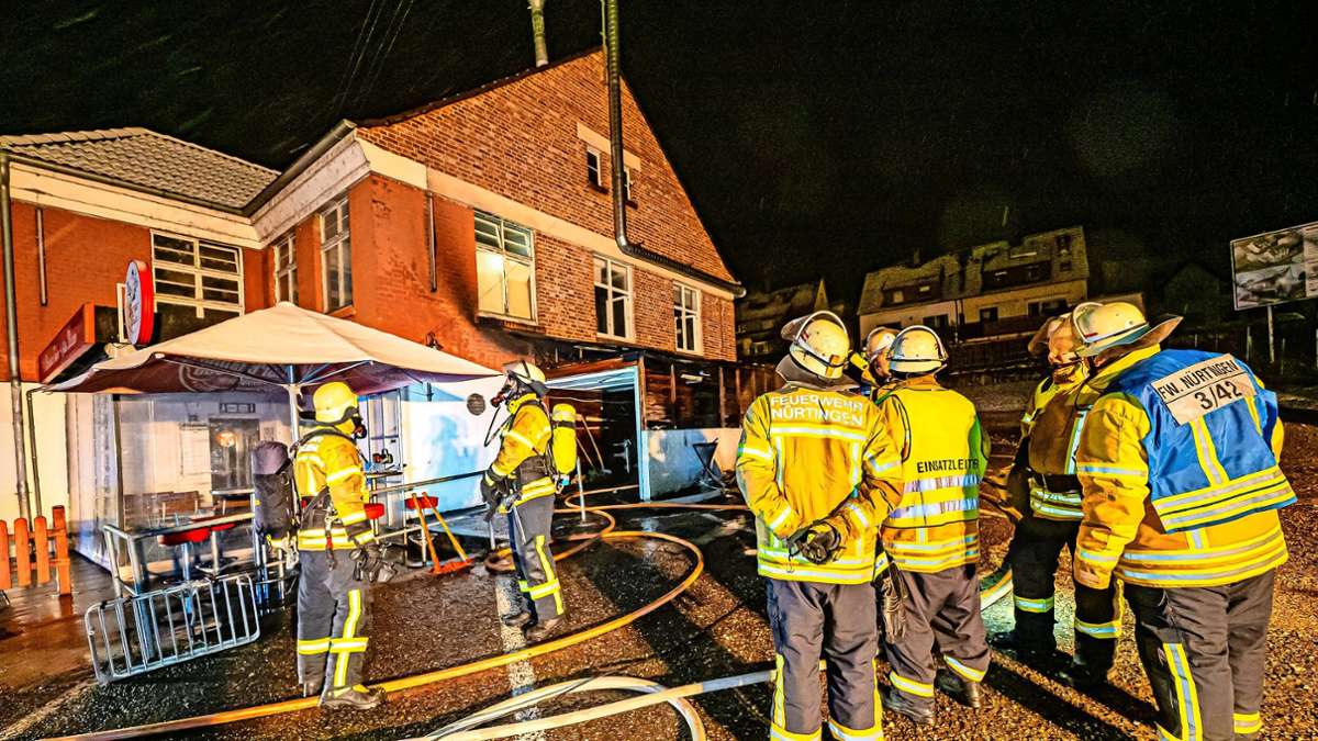 Brandstiftung in Nürtingen?: Verbindung zwischen Schuss-Serie und Burger-Lokal vermutet