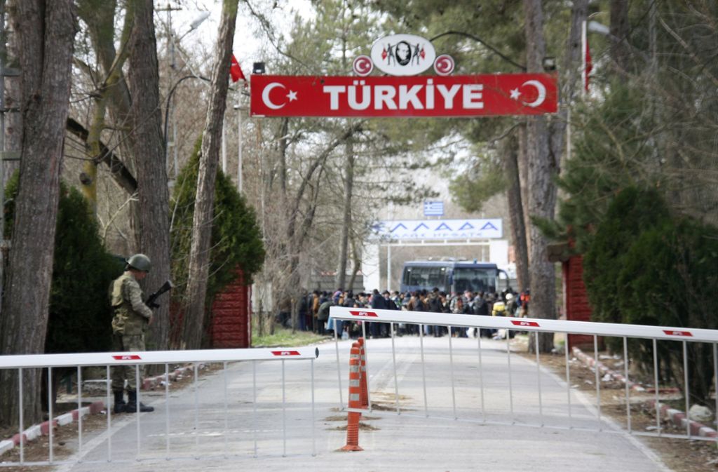 Griechenland schließt Grenze zur Türkei: Polizei setzt Tränengas gegen Flüchtlinge ein