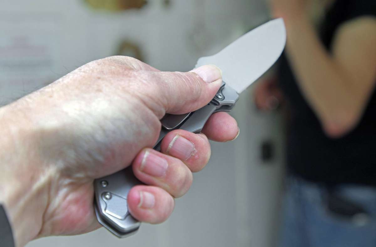Überfall in Tuttlingen: Unbekannte bedrohen Kassiererin in Einkaufsmarkt mit Messer