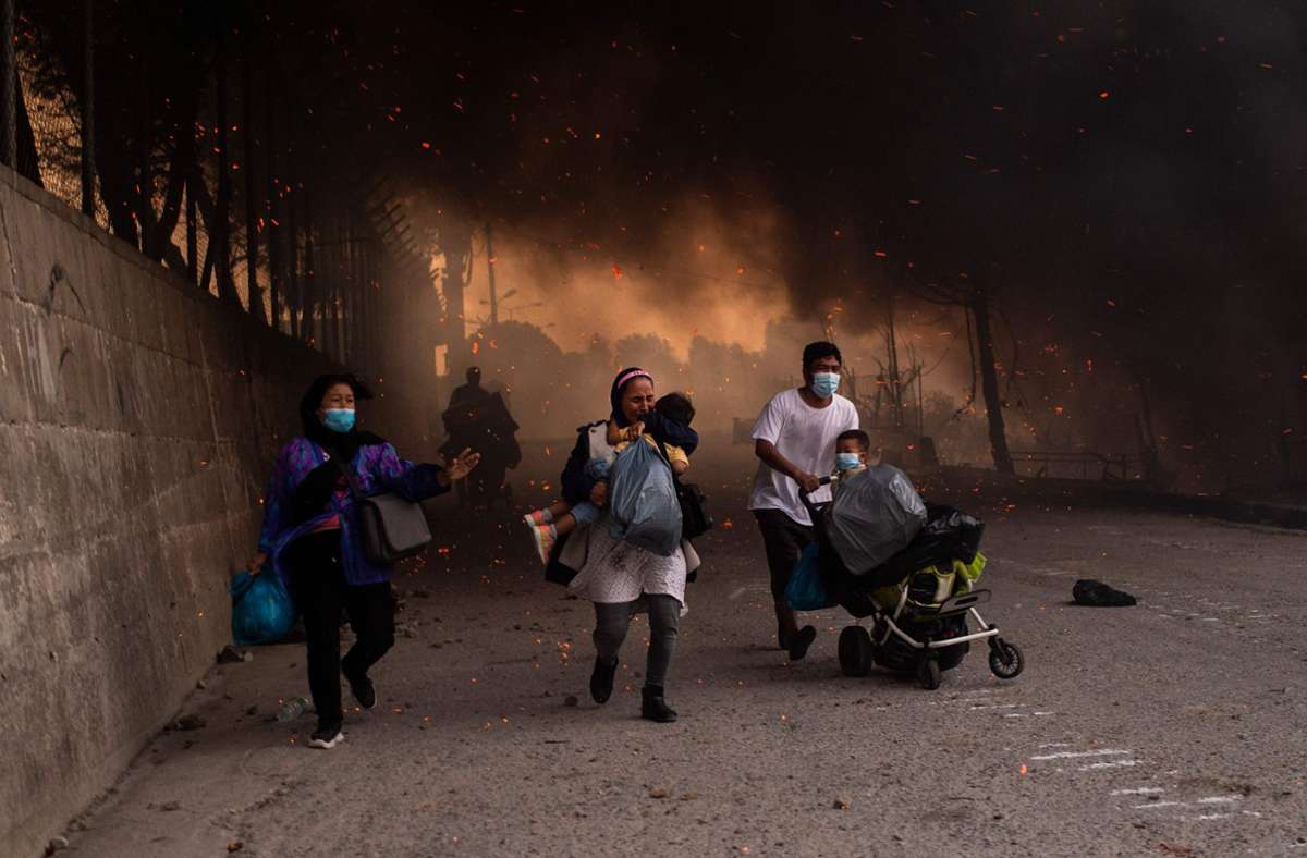 Flüchtlinge im brennenden Moria – Bilder wie diese soll es nicht mehr geben. Foto: AFP