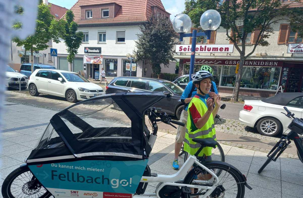 Stop in der Bahnhofstraße, ein Dauerbrenner für Radfahrer: Julia Dickow  von der Stabsstelle Radmobilität nimmt die Kritikpunkte und Lösungsvorschläge auf.