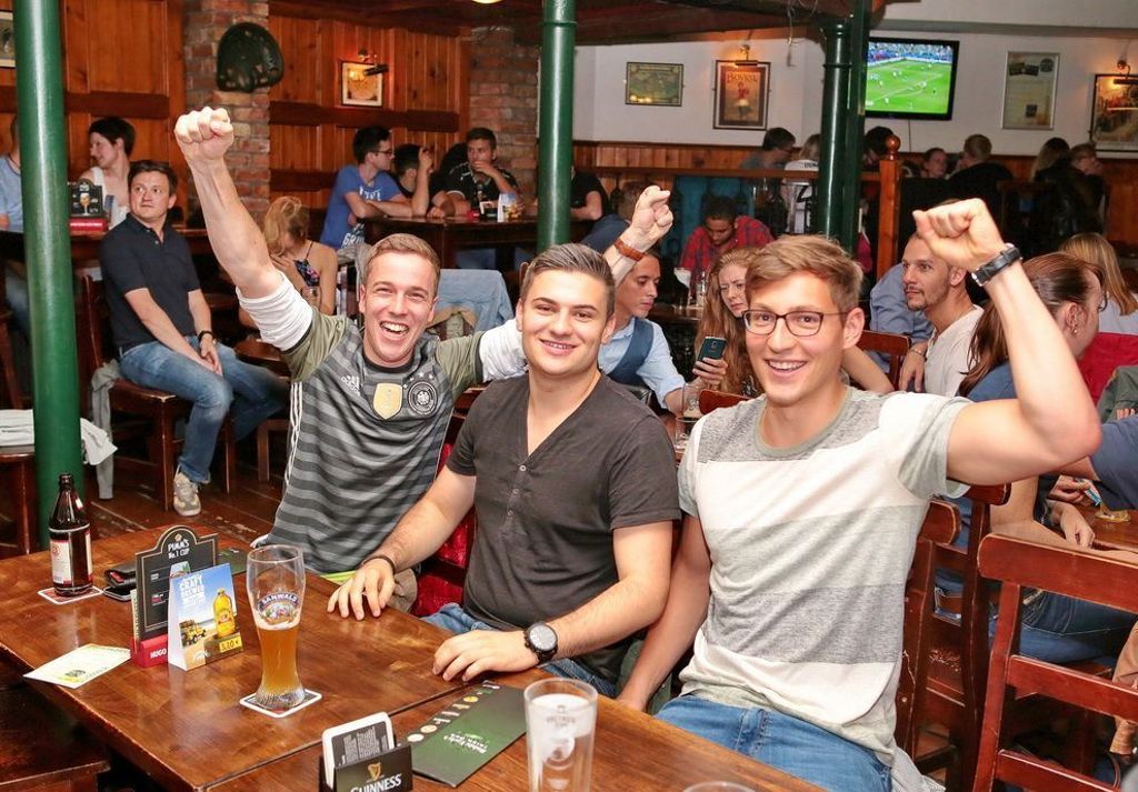 21.6.2016 Fans schauten das Deutschlandspiel gegen Nordirland stilecht im Irish Pub.