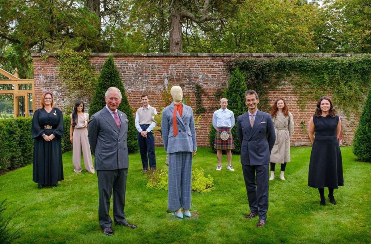 Prinz Charles (vorne links) präsentiert seine neue Bekleidungskollektion.