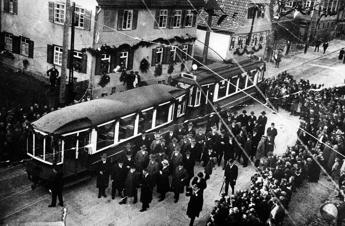 Sehr viele Menschen wollten am 30. März 1928 einen historischen Moment miterleben: Die erste elektrische Straßenbahn fuhr ins Ortsinnere von Echterdingen.