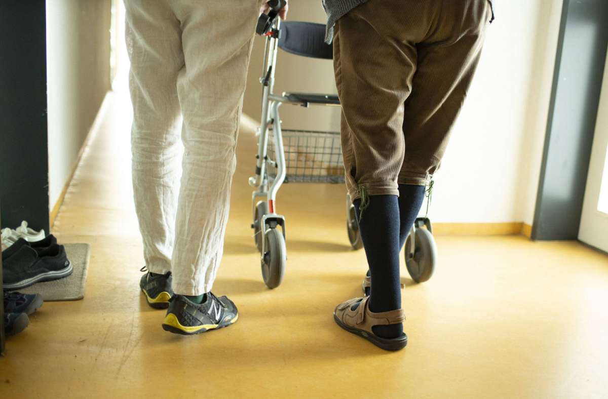 Altenpflege  in der Corona-Krise: Eigenanteile für Pflege im Heim sollen bei 700 Euro begrenzt werden