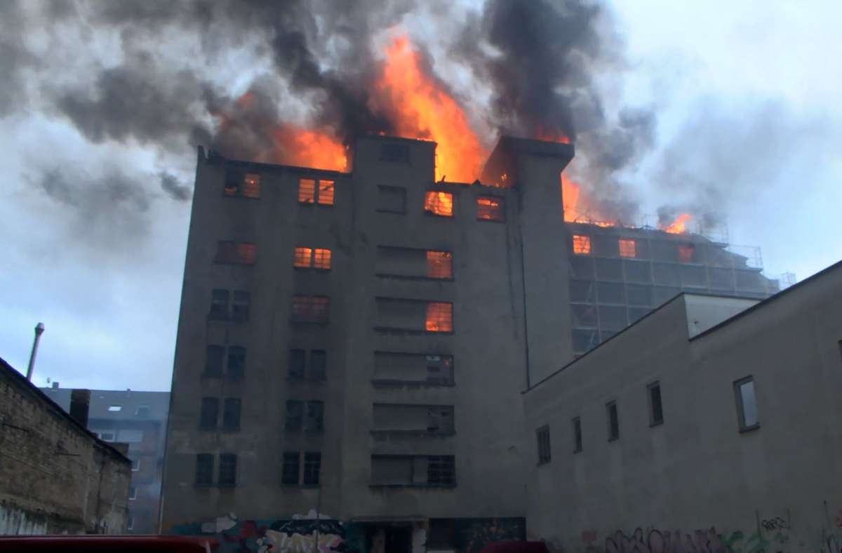 In einem Gewerbegebäude in Mannheim ist ein Feuer ausgebrochen. Foto: dpa/René Priebe