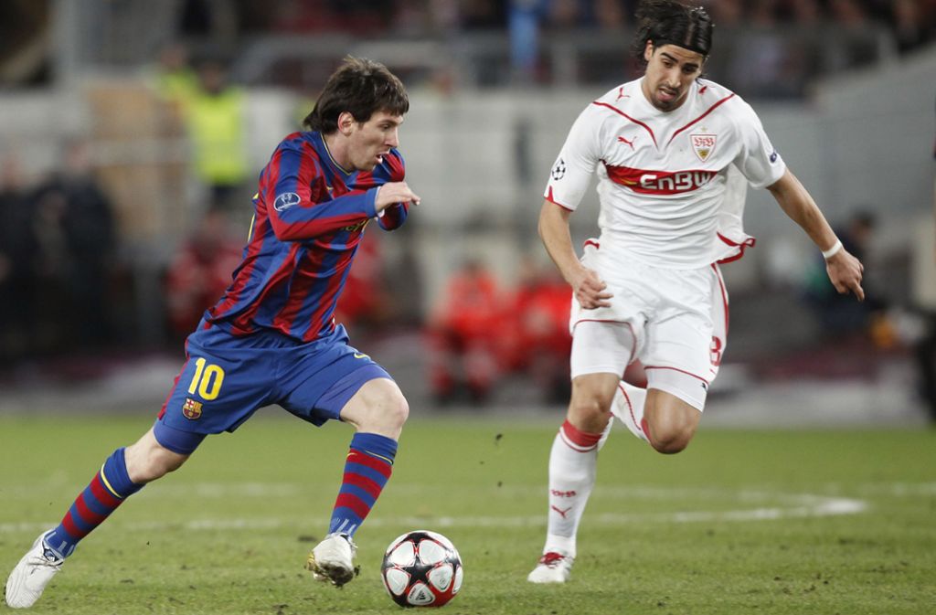 2010 in der Champions League: Lionel Messi (Barcelona) contra Sami Khedira (VfB Stuttgart)