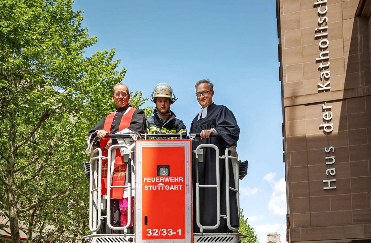 Landesflorianifeier in Stuttgart: Feuerwehr bringt Kinder auf der Königstraße zum Staunen