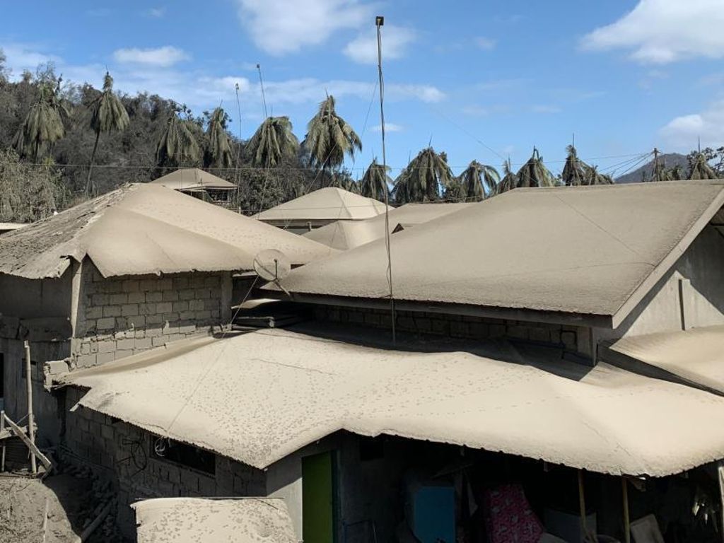 Eine dicke Ascheschicht bedeckt Dächer in der Provinz Batangas südlich von Manila. Mehr als 140.000 Menschen sind auf der Flucht vor dem Vulkan Taal. Foto: Girlie Linao/dpa
