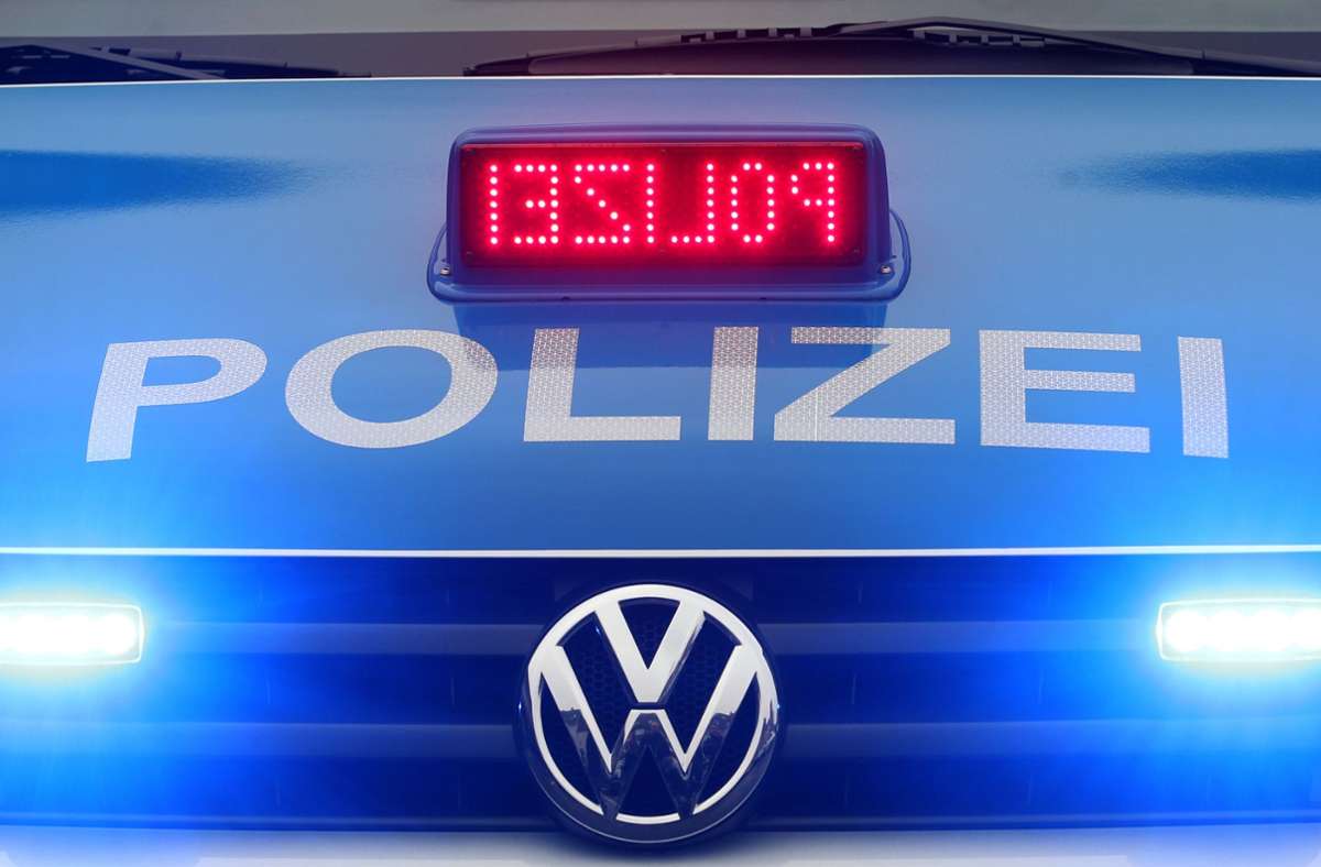Unfall in Ludwigsburg: Beim Parken: BMW kracht gegen Mauer