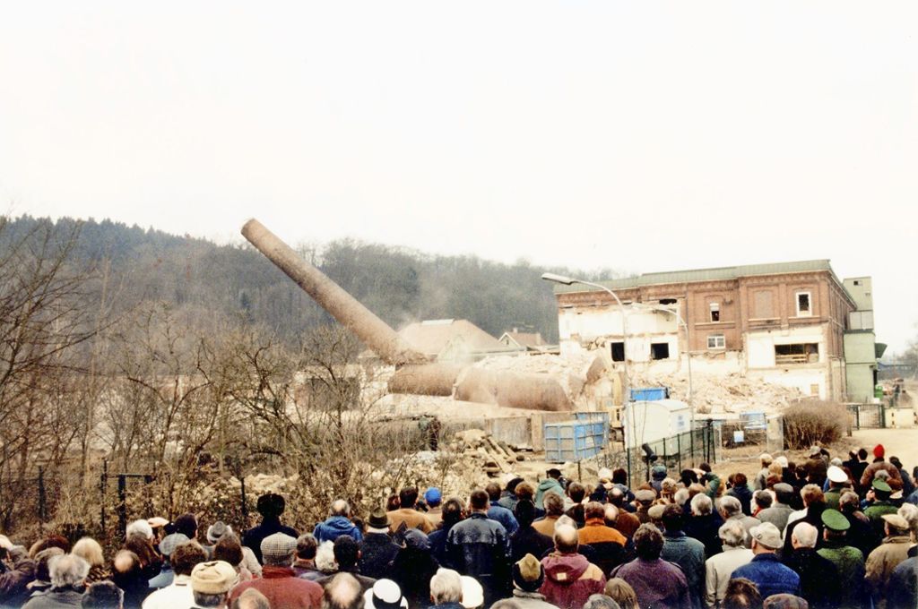 1996: Vorbote für den Wohnungsbau – der Kamin der Spinnerei  fällt.