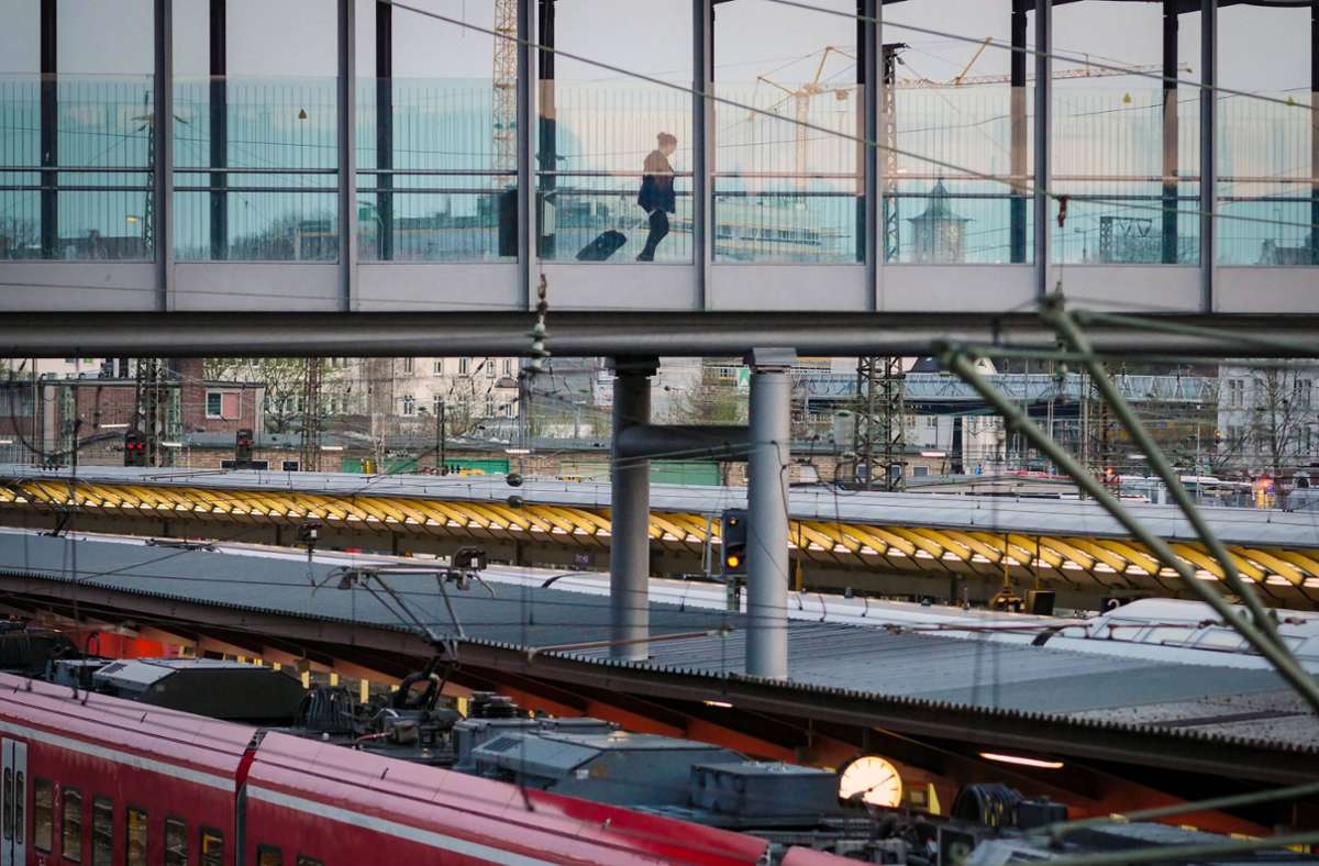 Vorfall am Ulmer Hauptbahnhof: Unbekannter springt auf abfahrenden Zug