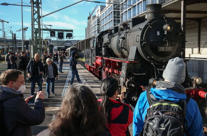 Zeitreise am Stuttgarter Hauptbahnhof: „Wie bei Harry Potter“ – Lokomotive verzaubert Besucher