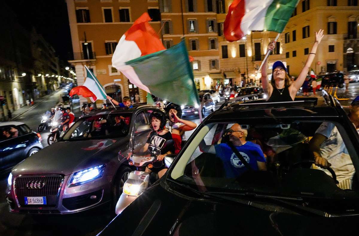 Hunderte Autos und Motorräder fuhren hupend mit den italienischen Fahnen durch die Stadt.