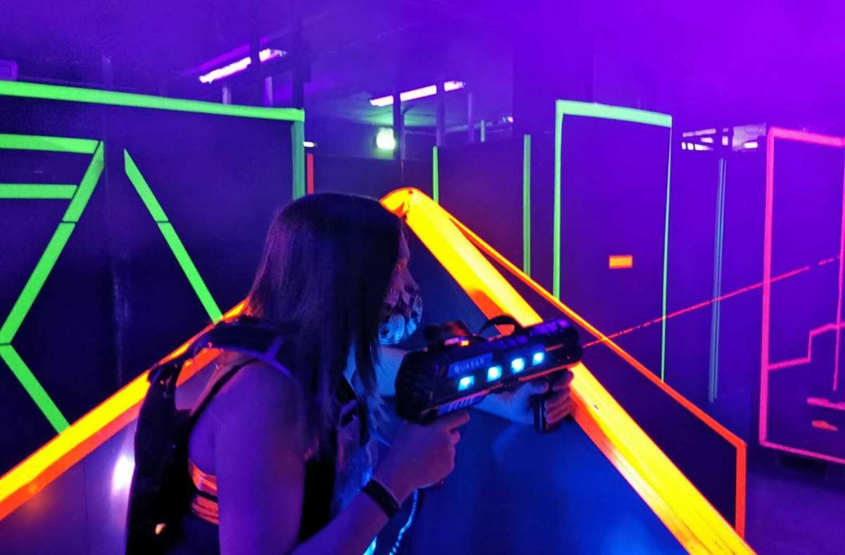 Beim Lasertag versuchen die Spieler, sich gegenseitig mit Laserstrahlen zu treffen.