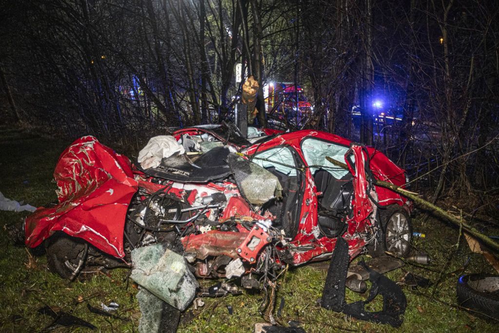 Auto prallt in Stuttgart gegen Bäume, Fahrer stirbt