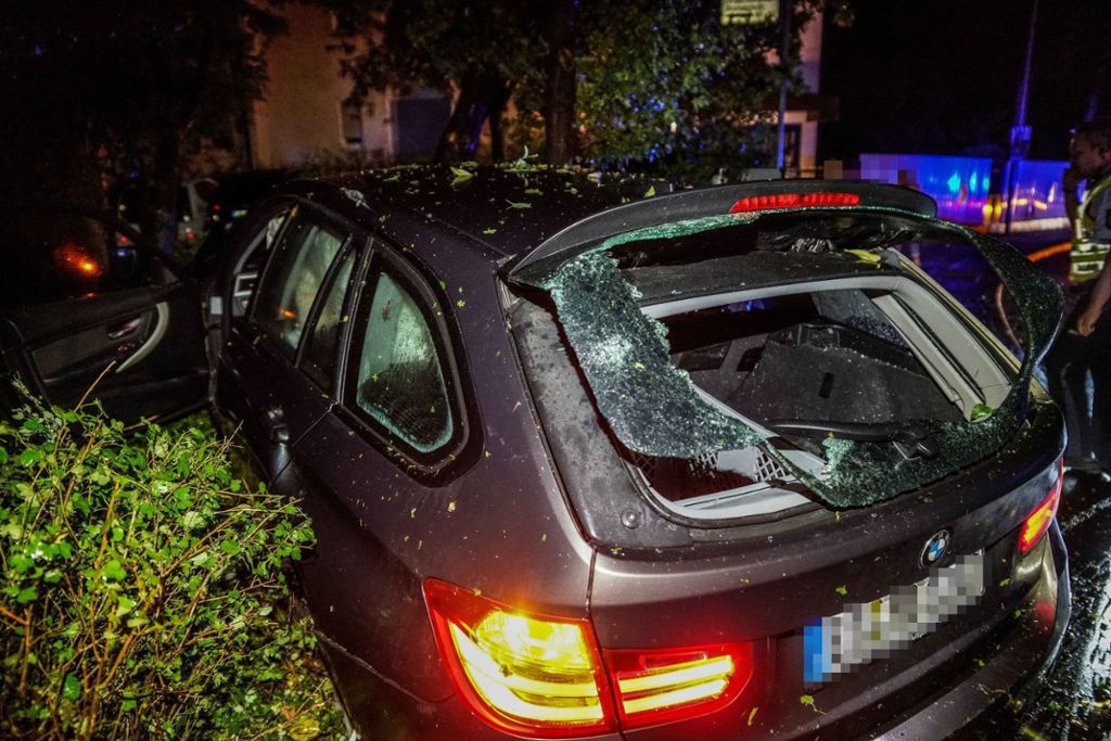 13.7.2019 Kirchheim: Berauschter Fahrer rast durch den Ort und rammt eine Laterne und mehrere Bäume – Fahrer schwerverletzt.