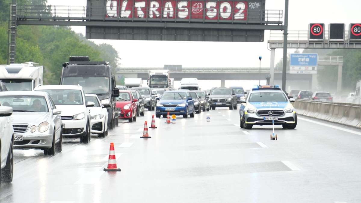 A8 bei Leonberg: Autobahn nach schwerem Unfall voll gesperrt