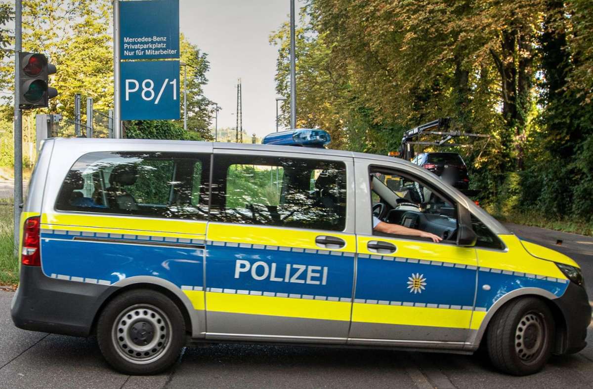 Der Tatort am 11. Juli: Die Polizei bewacht das Daimler-Parkhaus. Foto: 7aktuell/Simon Adomat