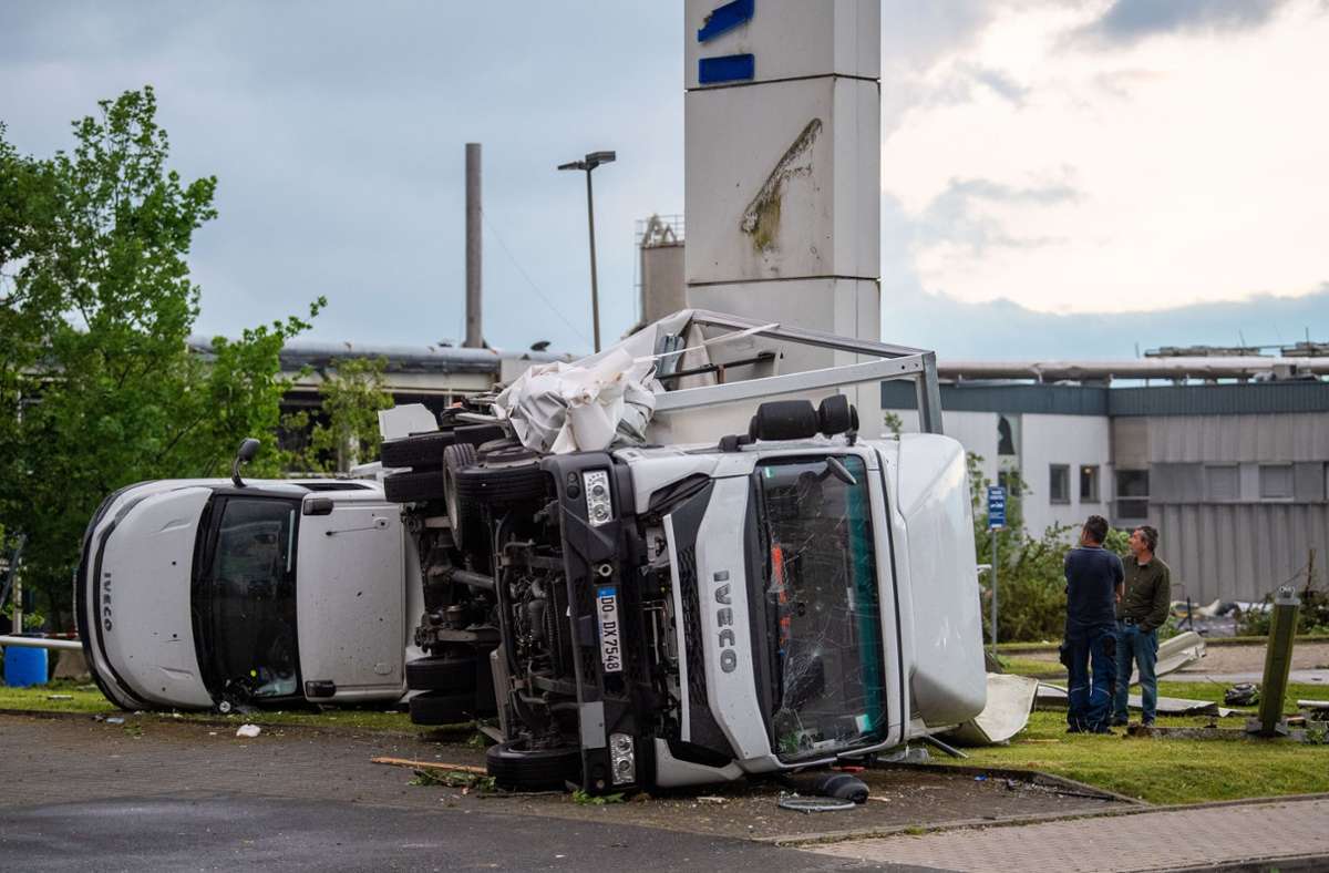 Paderborn: Zwei Lastwagen sind bei einem Autohändler umgekippt.