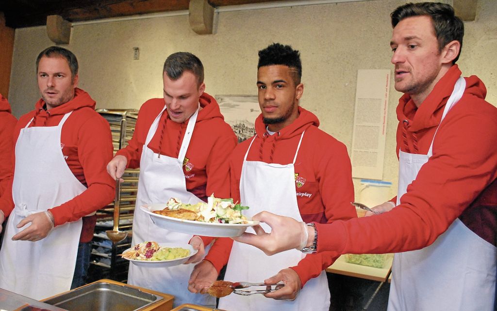 Bundesligaverein hat einen Tag lang die Verpflegung der Bedürftigen übernommen - Fußballprofis an Essens- und Getränkeausgabe: VfB mit Dreierkette in der Vesperkirche