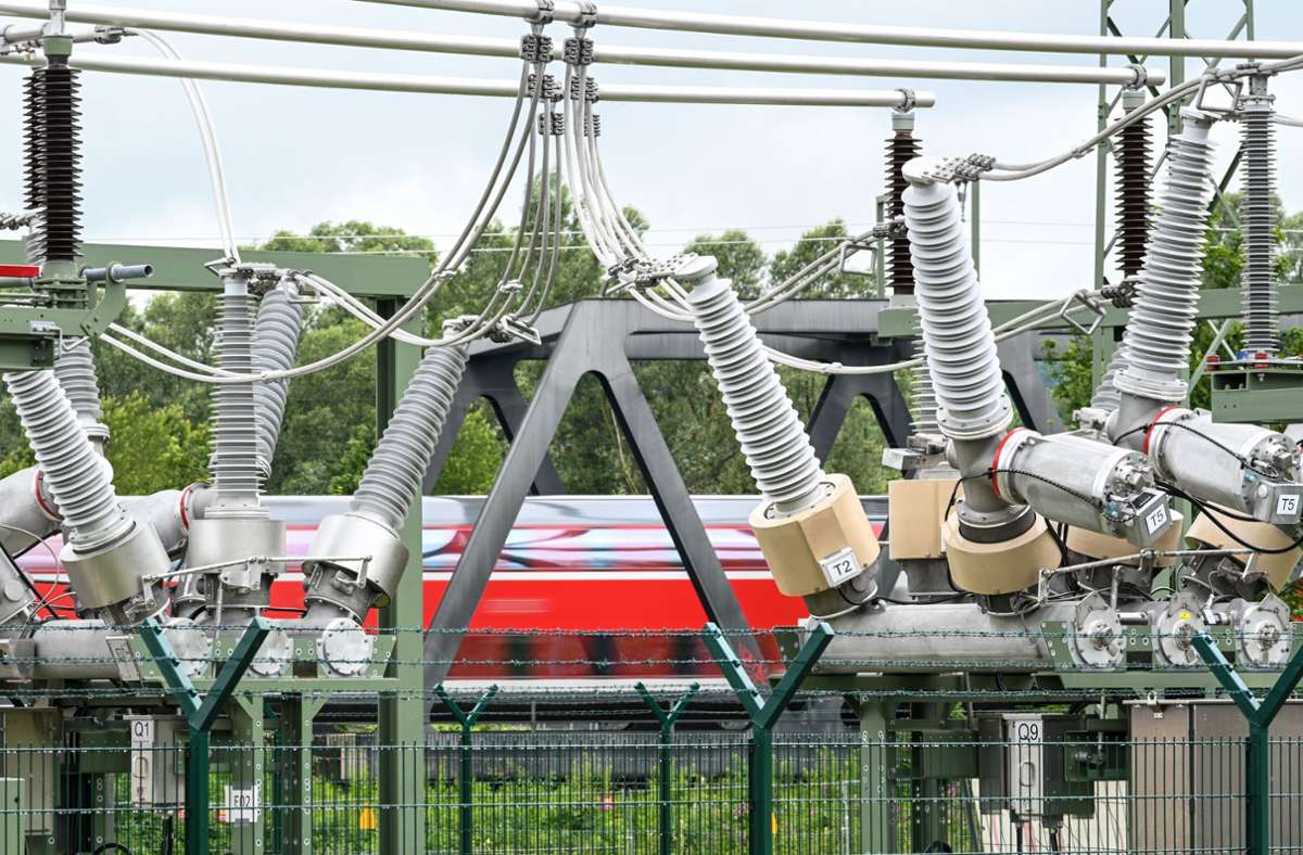 Elektrische Züge fahren nicht unbedingt schneller. Foto: dpa/Felix Kästle