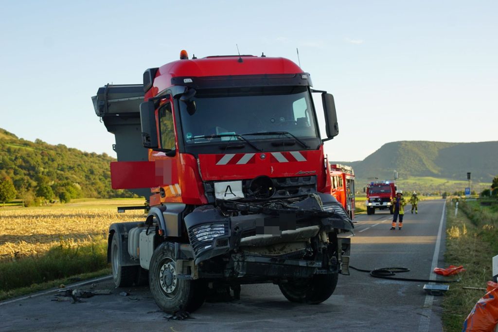 Mehrere Fahrzeuge involviert und ein Schwerverletzter: Dettingen: Schwerer Auffahrunfall