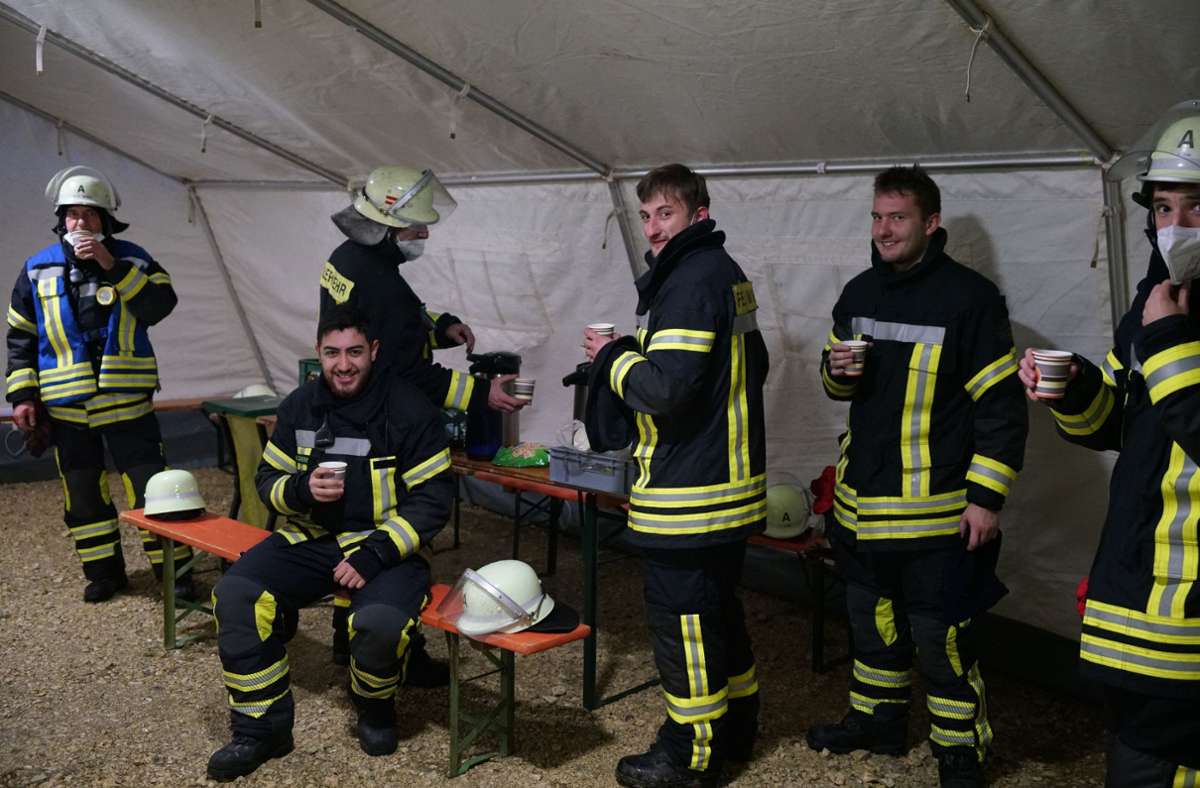 In einem Zelt wurden die Einsatzkräfte mit warmem Tee versorgt.