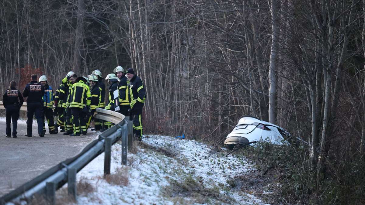 Unfall bei Weilheim an der Teck: 37-Jähriger kommt mit Tesla von Straße ab – 30 000 Euro Schaden