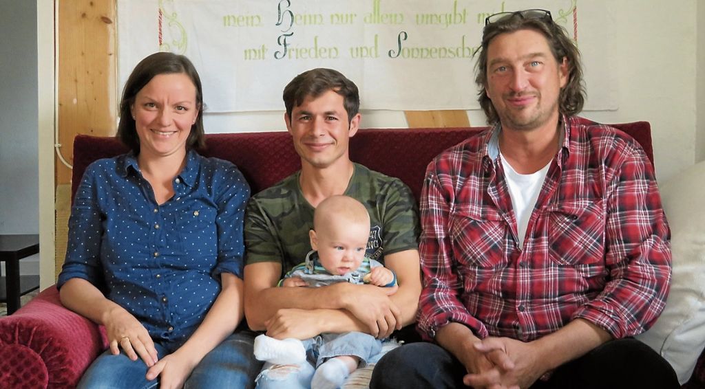 KREIS ESSLINGEN:  Tobias und Muriel Sender haben als frisch gebackene Eltern einen minderjährigen Flüchtling aus Afghanistan als Gast aufgenommen: „Zwei Söhne in einem Monat bekommen“
