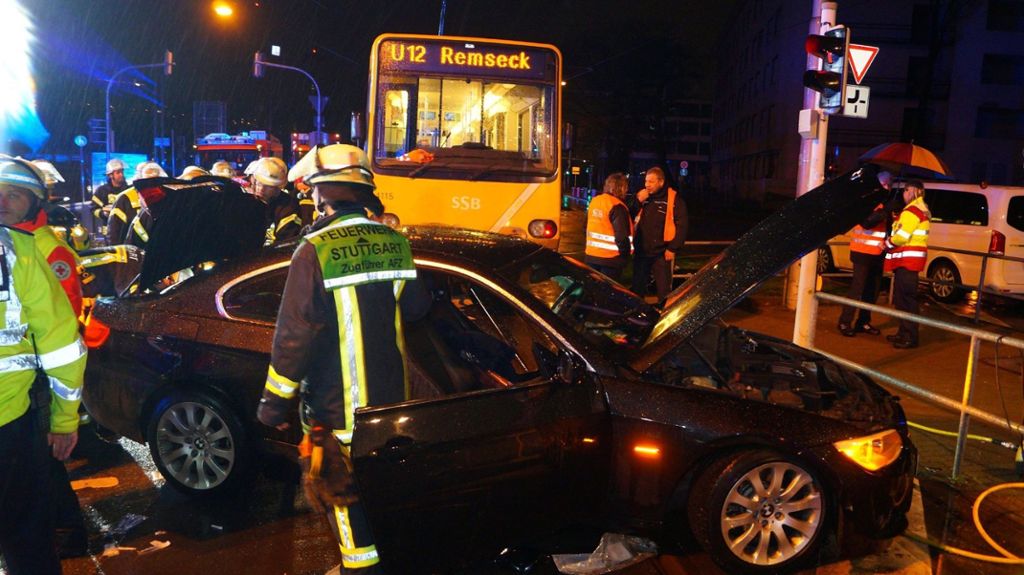18-jähriger Fahrer schwer verletzt. Mit Bildergalerie: Stuttgart: Auto stößt mit Stadtbahn zusammen