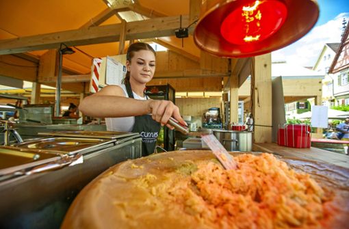 Zwischen der Fritteuse und der Wärmelampe für die Käsespätzle hat Isabel Baumgärtner einen heißen Arbeitsplatz. Foto: Roberto Bulgrin