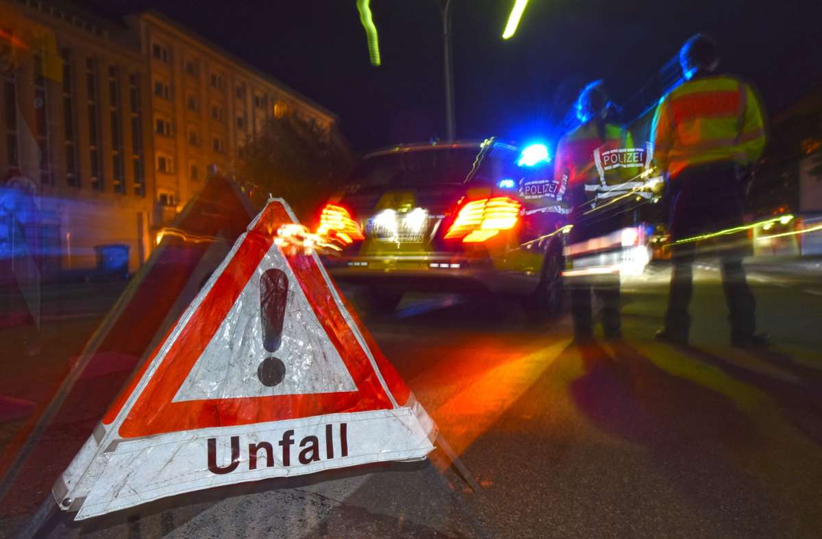Wernau: 19-Jähriger kommt von der Fahrbahn ab und überfährt Verkehrsschild