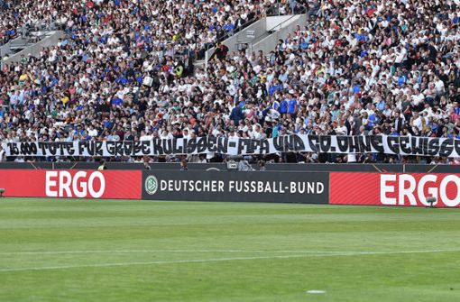 Kurz nach dem Anpfiff des Länderspiels gegen Italien zeigen Mönchengladbacher Ultras  ihr Katar-kritisches Plakat – was nicht ohne Folgen bleibt. Foto: imago/Revierfoto