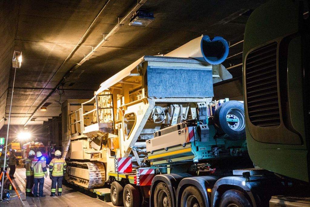 50.000 Euro Schaden - Sperrung bis 1 Uhr: Sattelzug bleibt im Kappelbergtunnel hängen